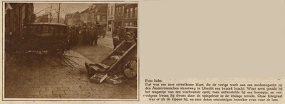 873894 Afbeelding van het resultaat van een ongeluk op de Amsterdamsestraatweg te Utrecht, waar een personenauto een ...